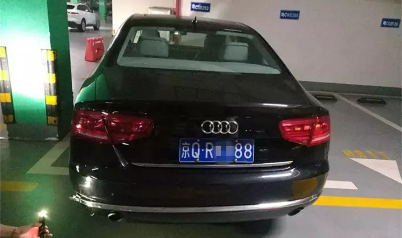 珠海两豪车猛撞!奥迪车尾被撞烂,90后小伙保时捷竟毫发无损!