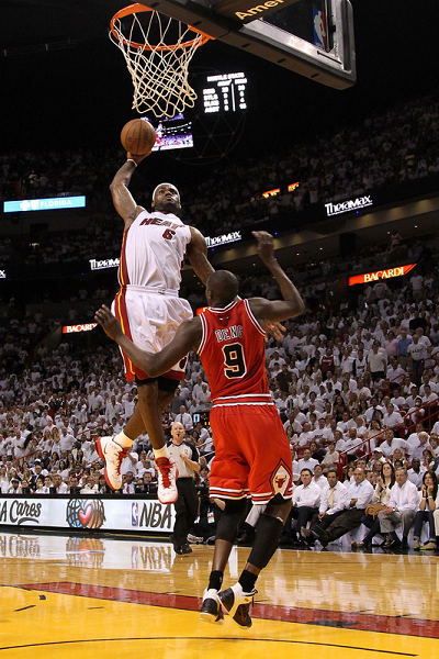 nba2011季后赛回放（经典：2011年热火VS公牛G4 韦德死磕罗斯 詹姆斯开心了！含录像）