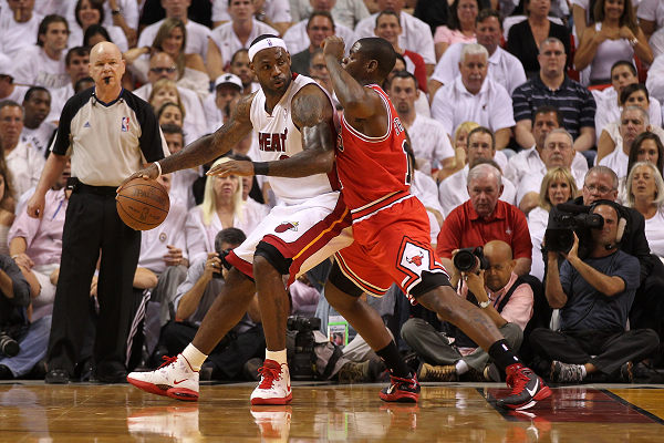 nba2011季后赛回放（经典：2011年热火VS公牛G4 韦德死磕罗斯 詹姆斯开心了！含录像）