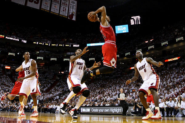 nba2011季后赛回放（经典：2011年热火VS公牛G4 韦德死磕罗斯 詹姆斯开心了！含录像）