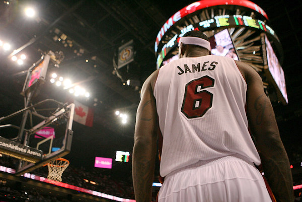 nba2011季后赛回放（经典：2011年热火VS公牛G4 韦德死磕罗斯 詹姆斯开心了！含录像）