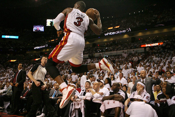 nba2011季后赛回放（经典：2011年热火VS公牛G4 韦德死磕罗斯 詹姆斯开心了！含录像）