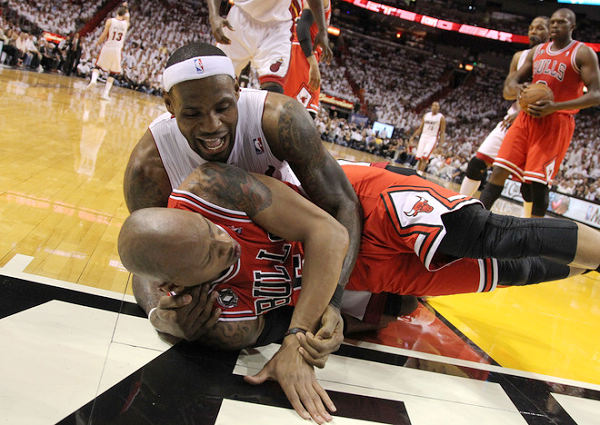 nba2011季后赛回放（经典：2011年热火VS公牛G4 韦德死磕罗斯 詹姆斯开心了！含录像）