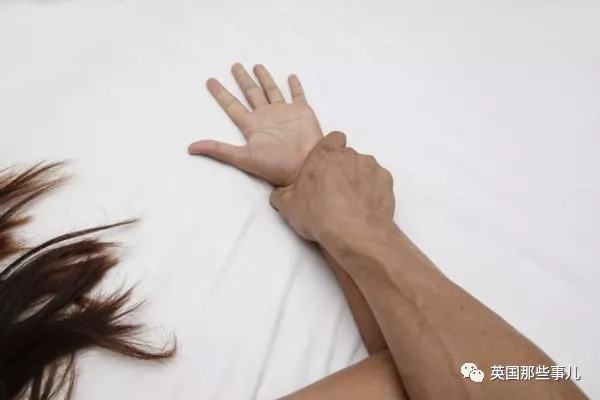 为了找理由不去上班，妹子上网约了俩男人“强奸”了自己