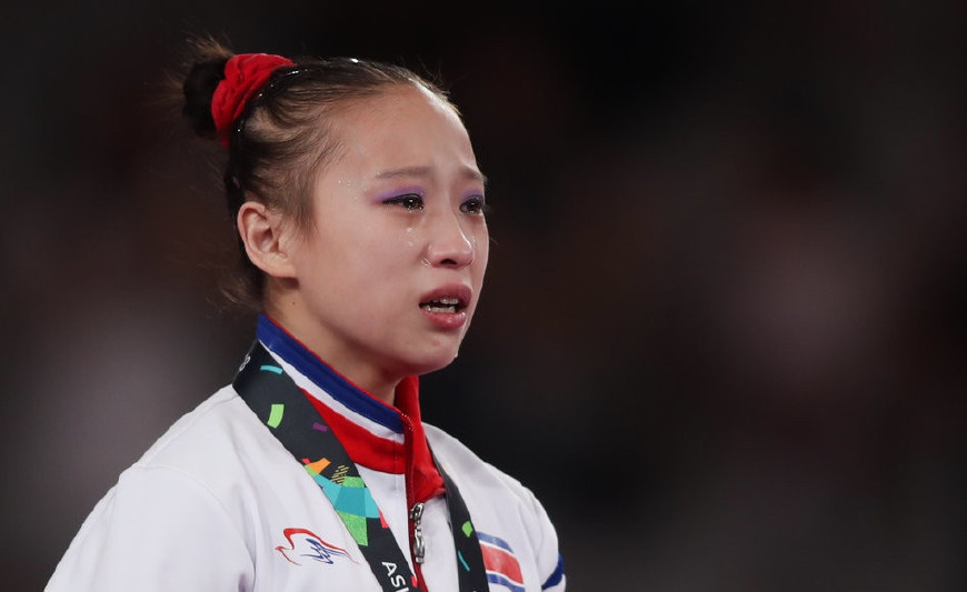 朝鲜女选手自由操夺冠,颁奖仪式泪流满面)