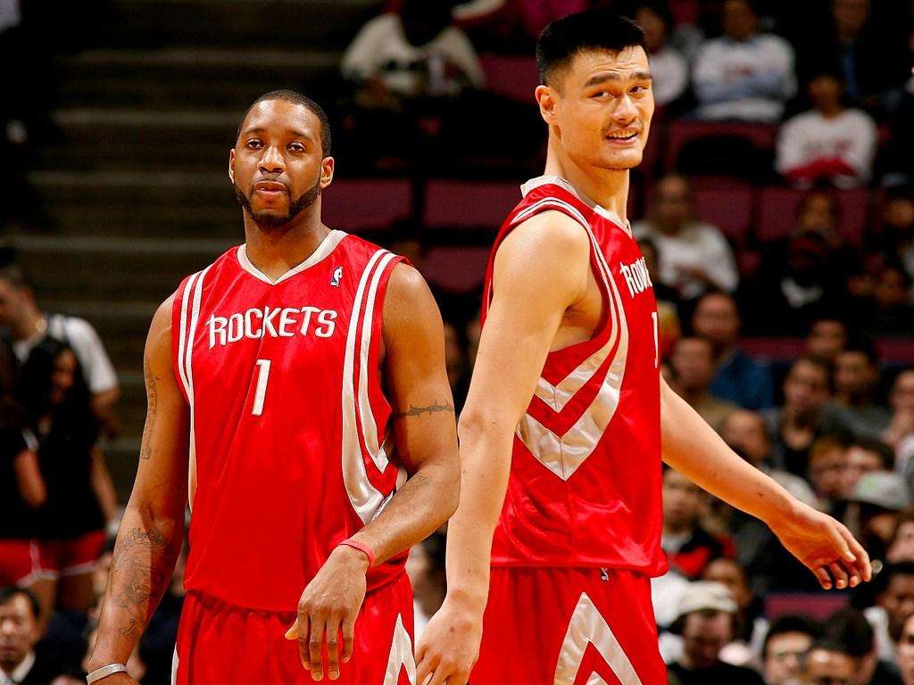 姚明在nba人缘为什么好(姚明能在NBA立足多亏科比这个细节，这就是科比成巨星的原因)