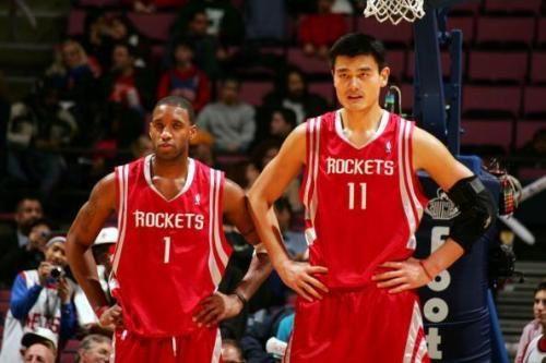 姚明在nba人缘为什么好(姚明能在NBA立足多亏科比这个细节，这就是科比成巨星的原因)