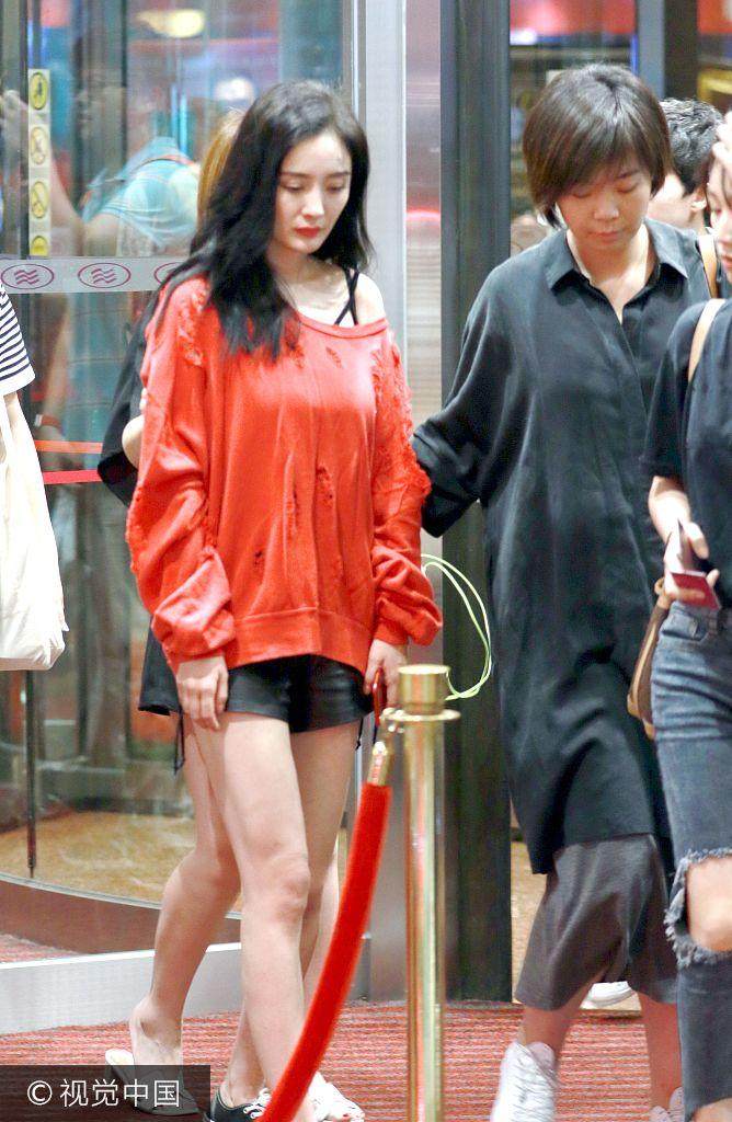 杨幂穿“乞丐装”现身酒店街拍，最近有点独宠这板鞋，还露长腿吸晴