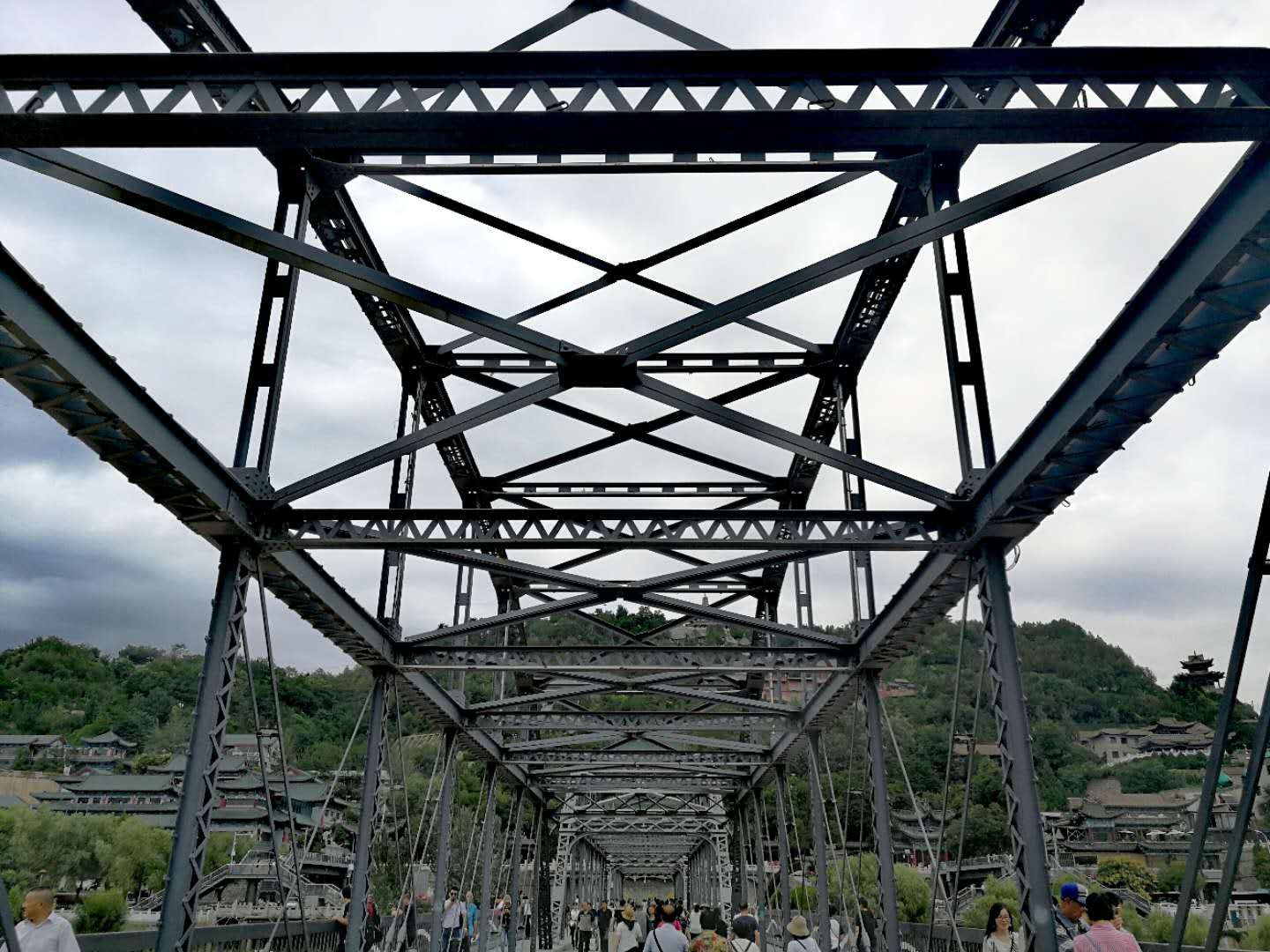 兰州黄河中山铁桥(黄河中山铁桥 雄姿长达百年 依然壮观 是兰州一道靓丽风景线)