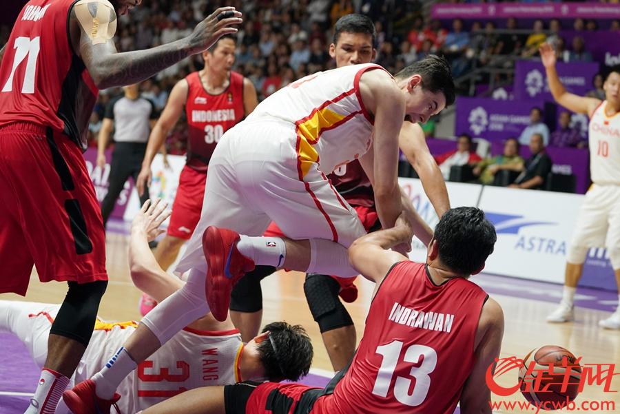 亚运会男篮四分之一决赛中国98-63印尼