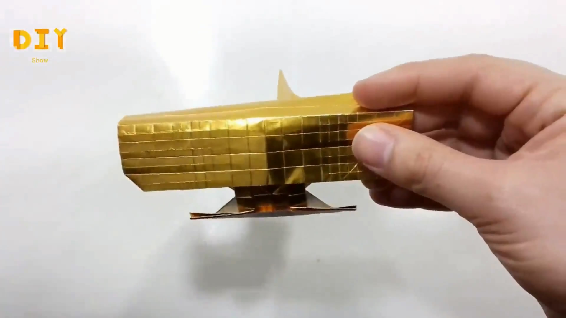 折赛车的视频(DIYS折纸教程，教你学会如何用美元折纸立体赛车模型的步骤六)