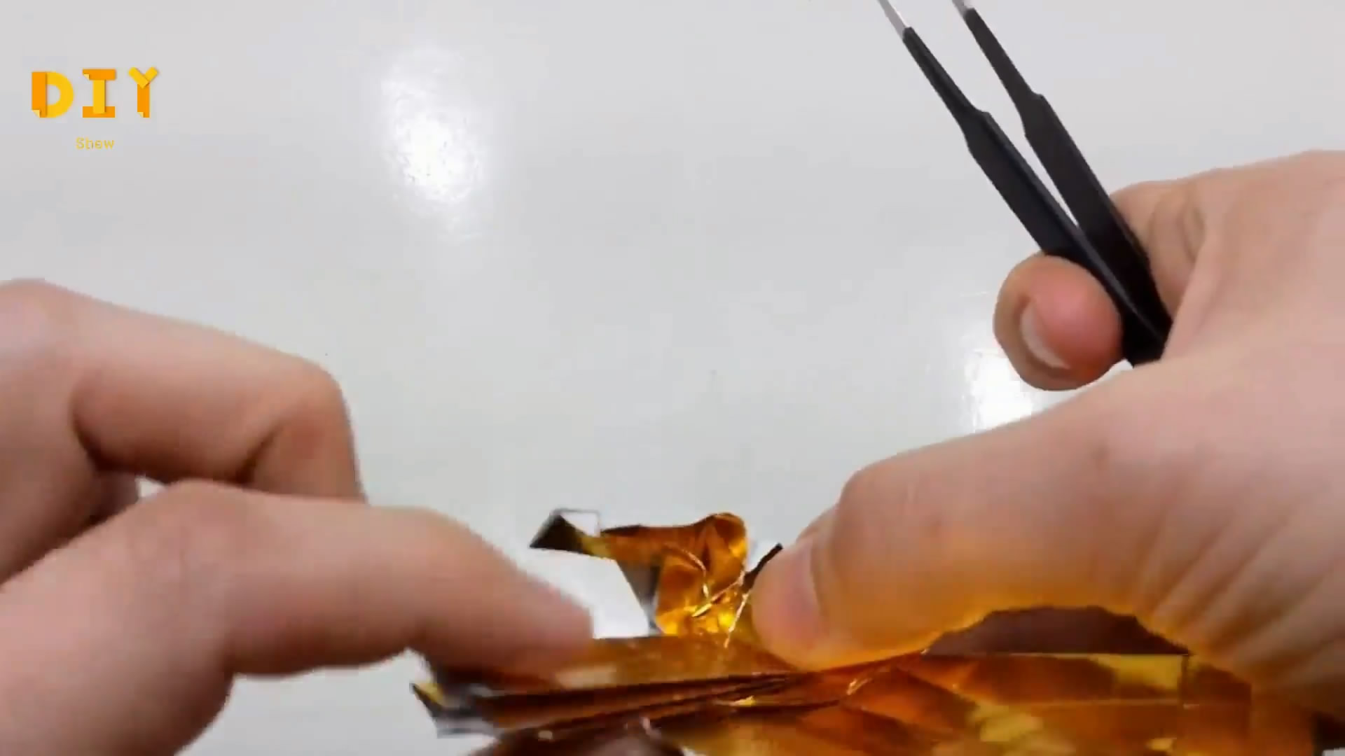 折赛车的视频(DIYS折纸教程，教你学会如何用美元折纸立体赛车模型的步骤六)
