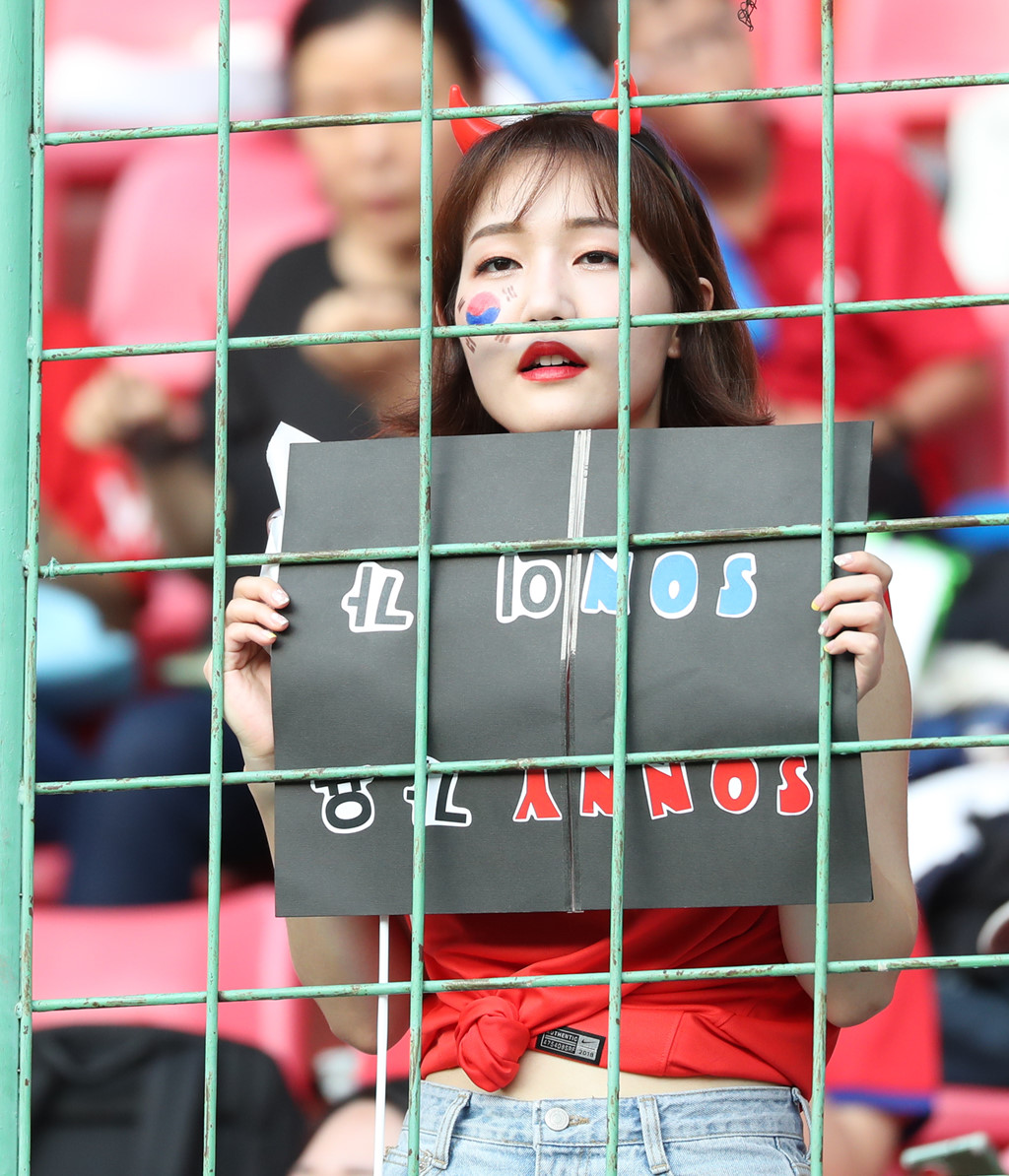 韩国女球迷亚运狂追孙兴慜,迷妹望眼欲穿,大妈心花怒放(韩国美女球迷)