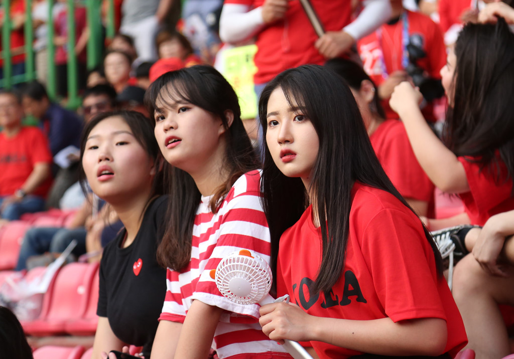 韩国女球迷亚运狂追孙兴慜,迷妹望眼欲穿,大妈心花怒放(韩国美女球迷)