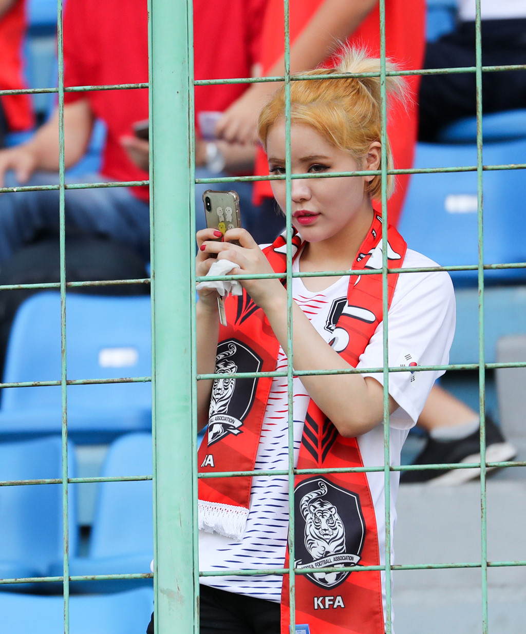 韩国女球迷亚运狂追孙兴慜迷妹望眼欲穿大妈心花怒放