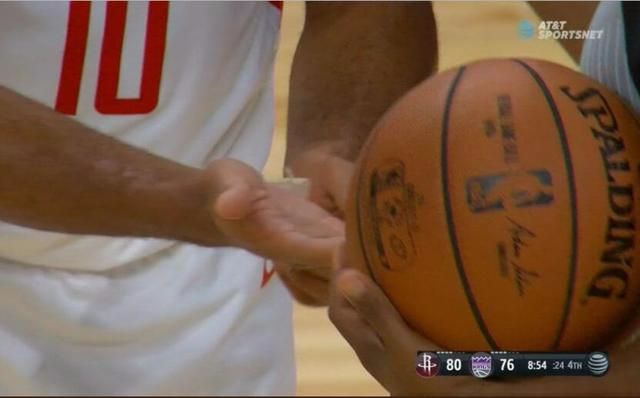 篮球皮掉了一点怎么办(几张图感受NBA对抗有多强！一肘让脸部变形，戈登投篮手掉层皮)