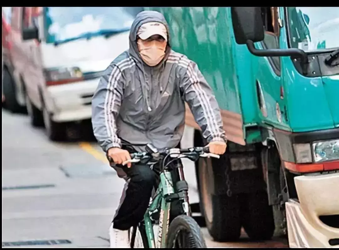 周星驰身患孤独绝症：我让全世界笑过，可自己却开心不起来