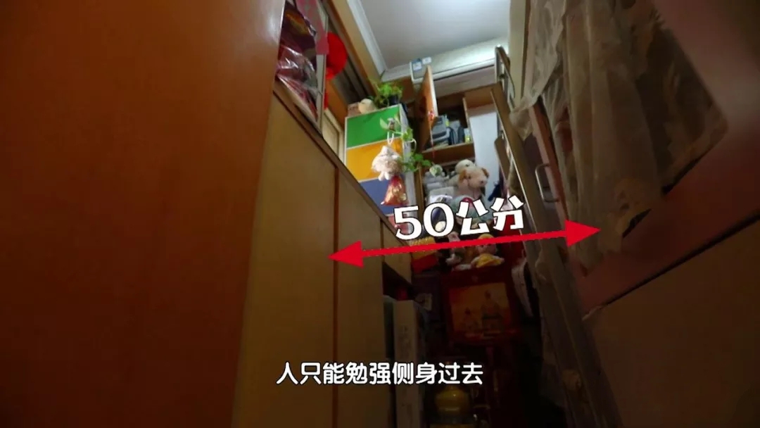 一家3口蜗居28㎡，女儿睡在燃气表上，脚踩防护栏晒衣服