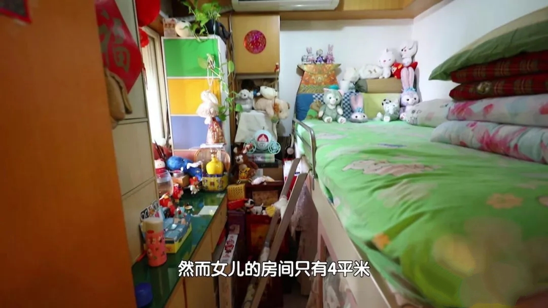 一家3口蜗居28㎡，女儿睡在燃气表上，脚踩防护栏晒衣服