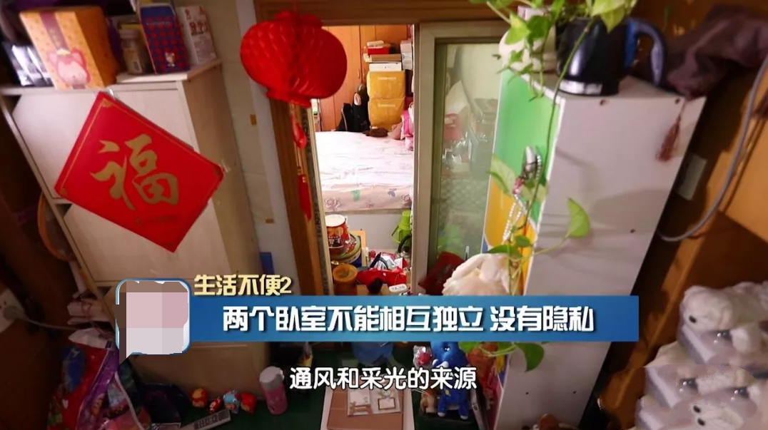 一家3口蜗居28㎡，女儿睡在燃气表上，脚踩防护栏晒衣服