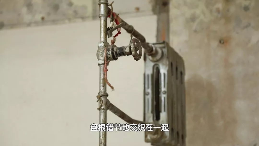 一家3口蜗居28㎡，女儿睡在燃气表上，脚踩防护栏晒衣服
