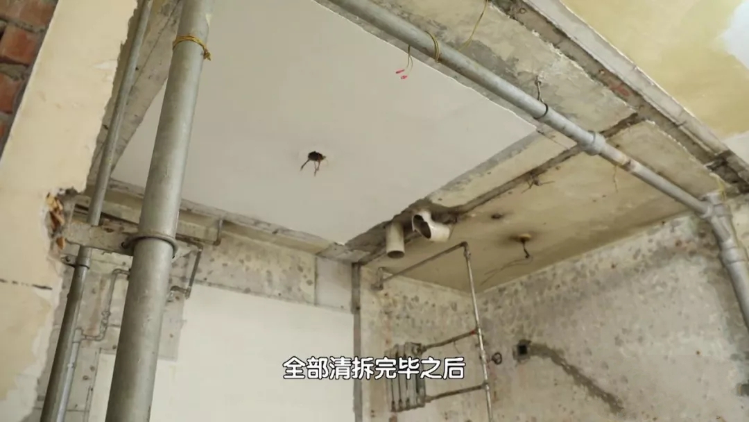 一家3口蜗居28㎡，女儿睡在燃气表上，脚踩防护栏晒衣服