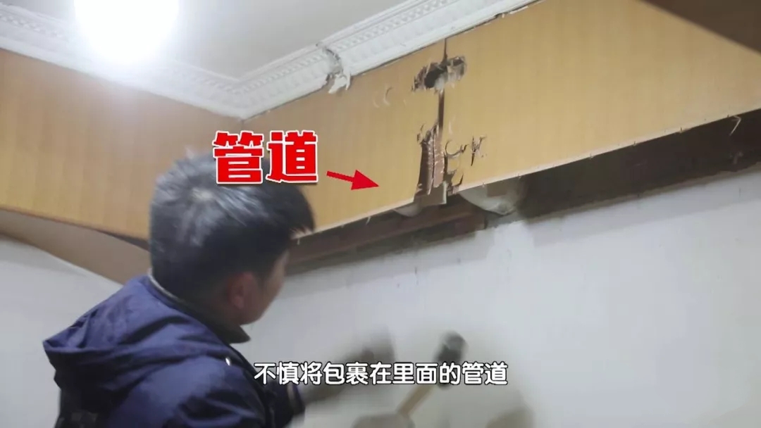 一家3口蜗居28㎡，女儿睡在燃气表上，脚踩防护栏晒衣服