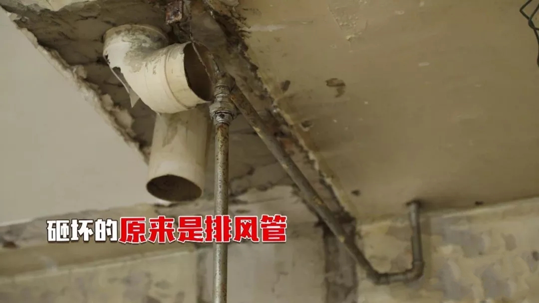 一家3口蜗居28㎡，女儿睡在燃气表上，脚踩防护栏晒衣服