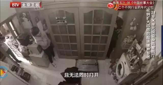 一家3口蜗居28㎡,女儿睡在燃气表上,脚踩防护栏晒衣服