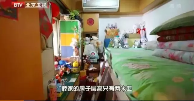 一家3口蜗居28㎡,女儿睡在燃气表上,脚踩防护栏晒衣服