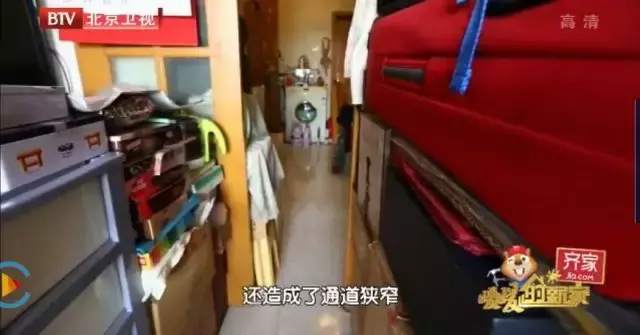 一家3口蜗居28㎡,女儿睡在燃气表上,脚踩防护栏晒衣服
