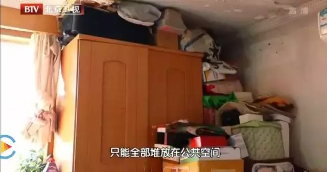 一家3口蜗居28㎡,女儿睡在燃气表上,脚踩防护栏晒衣服