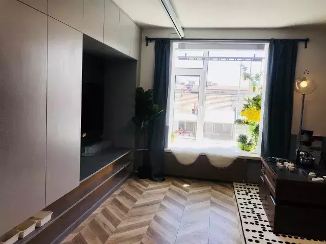 一家3口蜗居28㎡,女儿睡在燃气表上,脚踩防护栏晒衣服