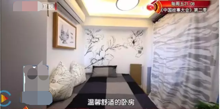 一家3口蜗居28㎡，女儿睡在燃气表上，脚踩防护栏晒衣服