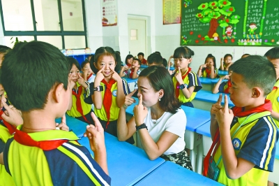 暑假忙着刷抖音、看小视频 开学前，小学生扎堆看近视