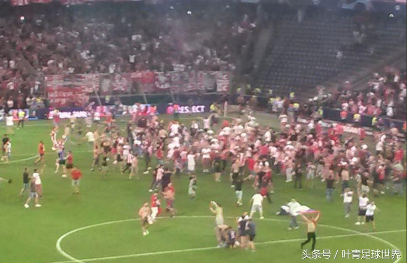 为什么92年欧冠豪门都没来（老牌豪门时隔26年杀回欧冠！球迷疯狂了，涌入球场扒光球衣）