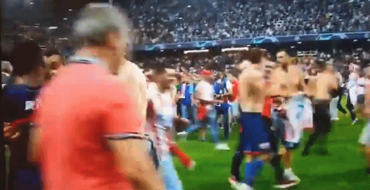 为什么92年欧冠豪门都没来（老牌豪门时隔26年杀回欧冠！球迷疯狂了，涌入球场扒光球衣）