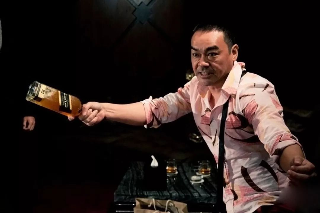 以前也是出来混的,和三脚豹一起砍过人,现在做股票和黑市期指,赚大钱