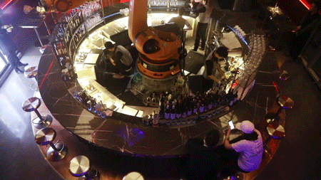 兰博基尼开上天？新天地惊现「360°旋转豪车餐厅」，魔都首家！