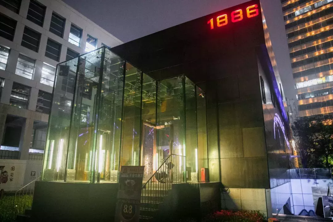 兰博基尼开上天？新天地惊现「360°旋转豪车餐厅」，魔都首家！