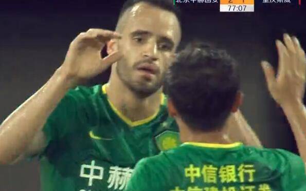 北京国安2-1重庆斯威(中超-比埃拉传射裁判争议判罚 国安2-1斯威继续领跑)