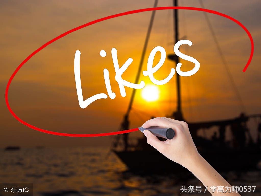 黑眼圈像两片乌云，悄悄躲在小明的眼睛下面。