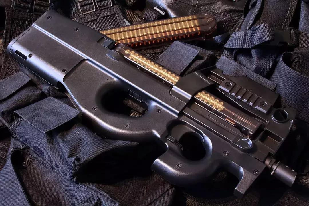 P90这支造型奇葩的冲锋枪，凭什么能一枪打穿防弹衣？
