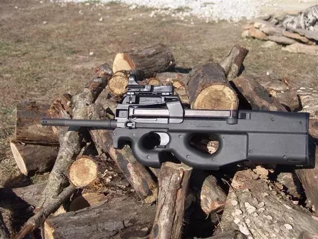 P90这支造型奇葩的冲锋枪，凭什么能一枪打穿防弹衣？