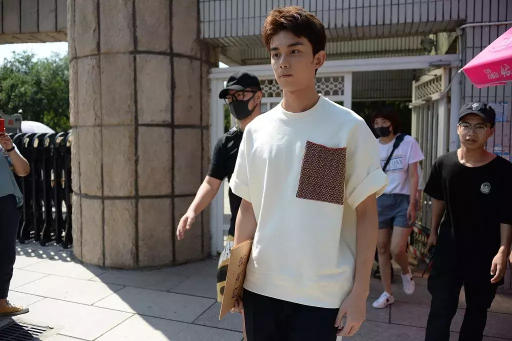 北影中戏新生报到，吴磊和宋祖儿青春阳光，李兰迪胡先煦吃胖了