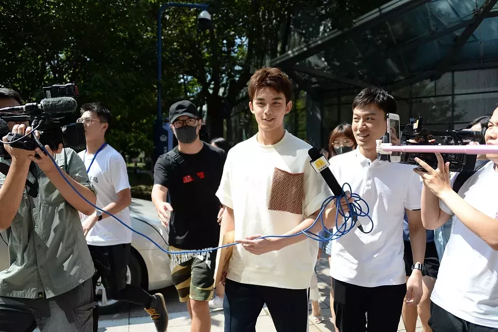 北影中戏新生报到，吴磊和宋祖儿青春阳光，李兰迪胡先煦吃胖了