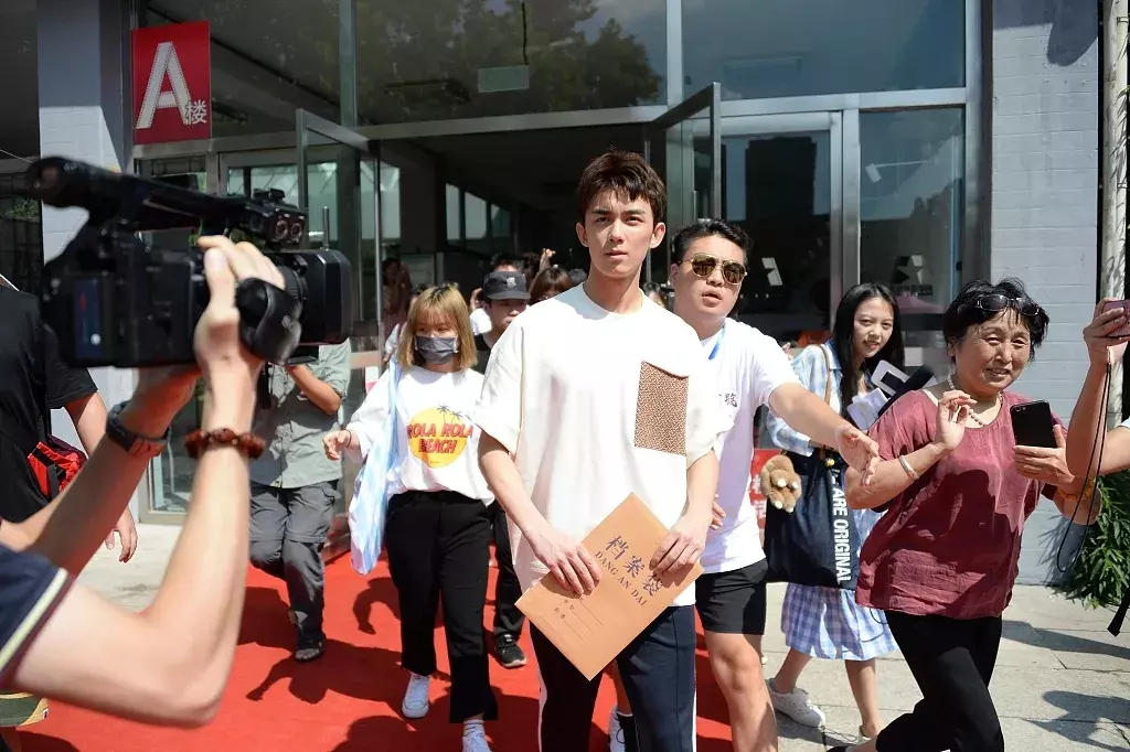 北影中戏新生报到，吴磊和宋祖儿青春阳光，李兰迪胡先煦吃胖了