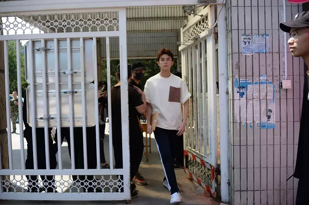 北影中戏新生报到，吴磊和宋祖儿青春阳光，李兰迪胡先煦吃胖了