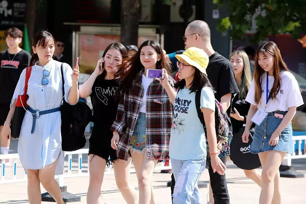 北影中戏新生报到，吴磊和宋祖儿青春阳光，李兰迪胡先煦吃胖了