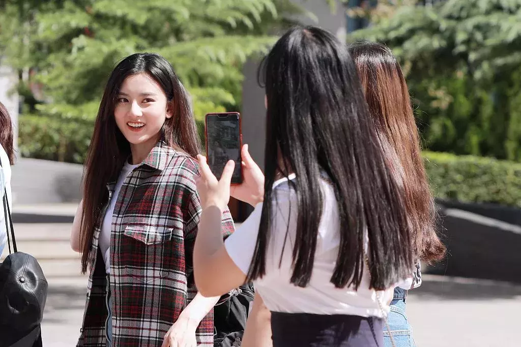 北影中戏新生报到，吴磊和宋祖儿青春阳光，李兰迪胡先煦吃胖了